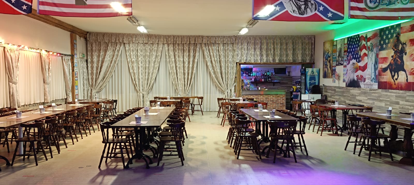Veduta del bar al Saloon di Medesano